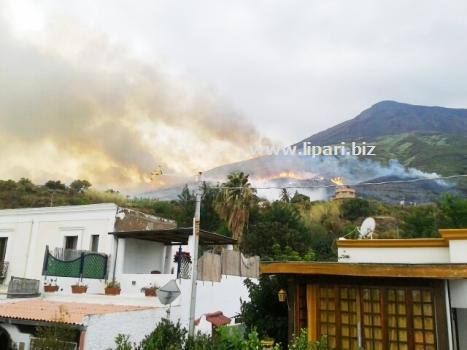 Stromboli, incendio sopra il centro abitato
