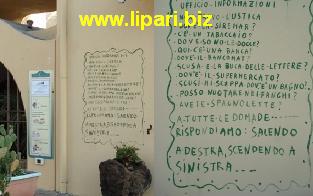 Troppe domande. La commerciante risponde sui muri