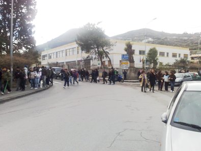 Scuola, divieto di fumo anche in cortile