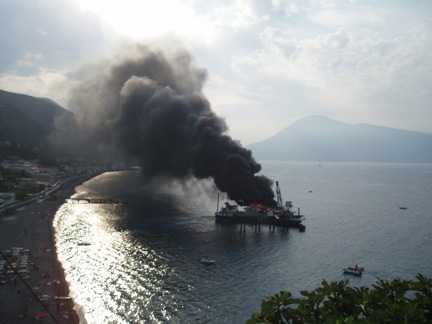 Acquacalda, pontile Italpomice a fuoco