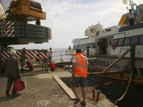 Filicudi, la nave da Napoli a Pecorini