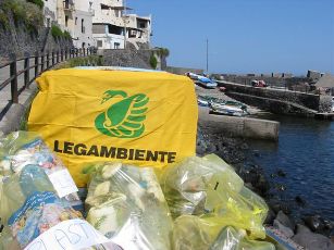 Salina, operazione " spiagge pulite"