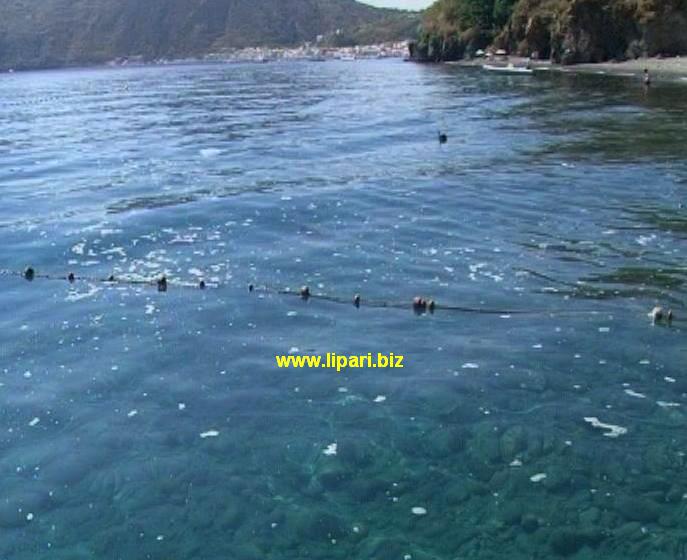 Si va in cerca di spiaggette e si trova spazzatura