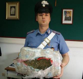 Lipari, pusher arrestato con due kg di marijuana
