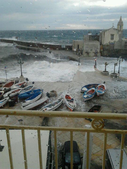 Marina corta, le barche galleggiano in piazza