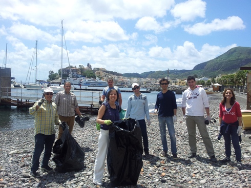 Marina Lunga, volontari ripuliscono spiaggia