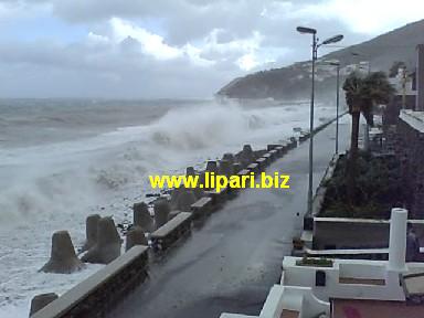 Acquacalda nel dramma. Crolla anche pontile pomice