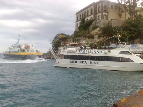 Arrivano catamarano e " barcone"