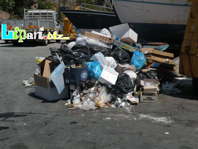 Panarea, gli scatti della vergogna