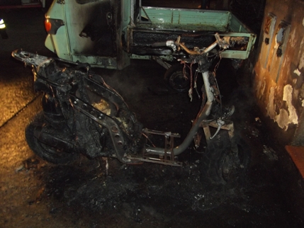 Via Ponte, a fuoco scooter e Ape 50