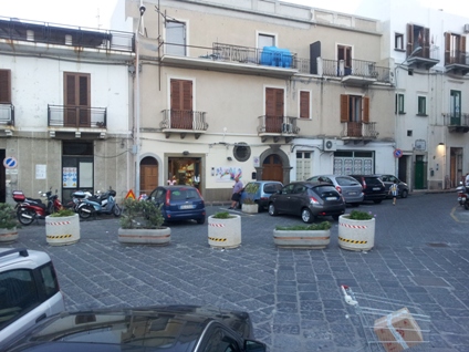Via Amendola, fioriere per l'ordine