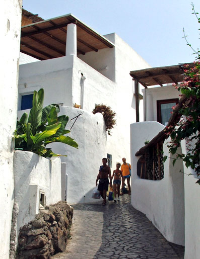 Panarea, medici di guardia a piedi