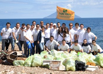 "Fare Verde" ripulisce le spiagge di Panarea