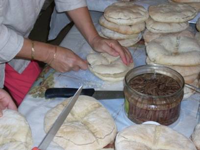 Lami via aspetta per la sagra del pane "cunsatu"