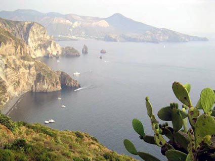 Lipari, natante sugli scogli di Pietra del Bagno