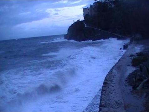 Le mareggiate cancellano la spiaggia di Portinenti