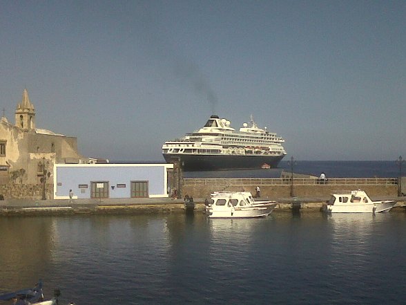 Prima nave da crociera con oltre mille turisti