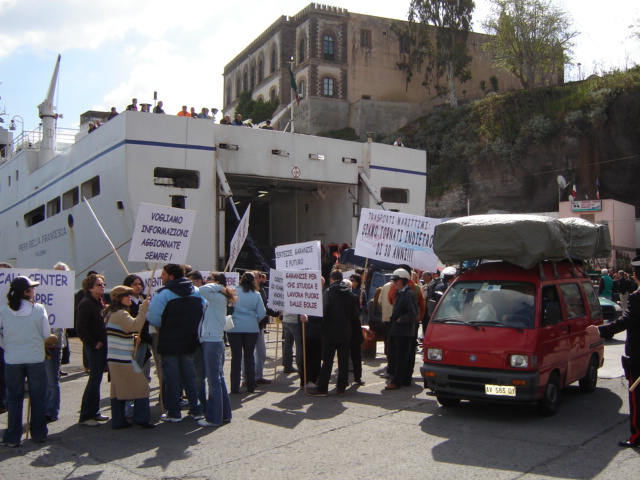 Trasporti marittimi, torna il rischio tagli