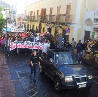 Studenti protestano contro la Provincia