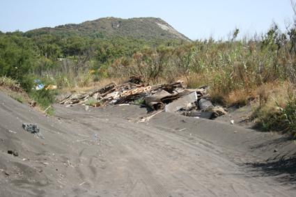 Vulcano, rifiuti " invisibili"