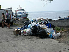 Stromboli, rifiuti in strada