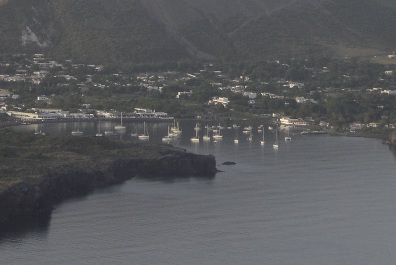 Vulcano, Guardia costiera soccorre barca