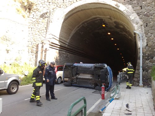 Sarpi si ribalta con l'auto ma sta bene