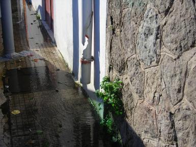 Acqua fuori dalle elementari di Lipari