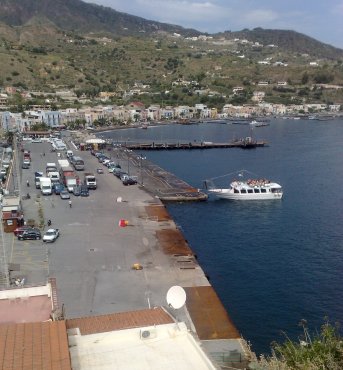 Pasqua 2011, Lipari con un porto a brandelli