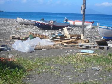 Canneto, il degrado della spiaggia