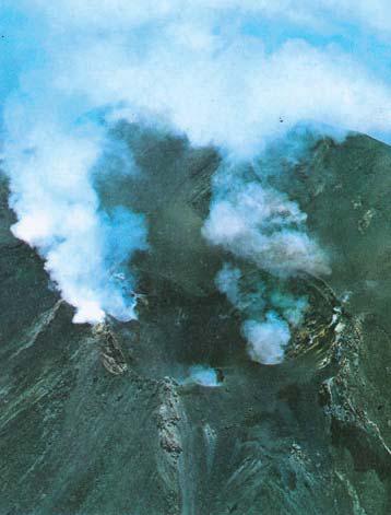 Brontola Stromboli, divieto di accesso ai crateri