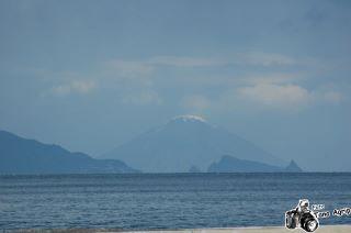 Eolie, la neve continua a dare spettacolo