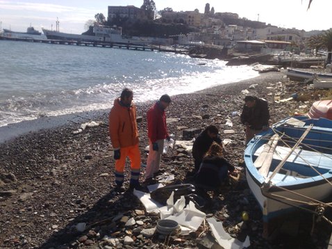 Tartaruga di 25 kg con amo in gola sulla spiaggia