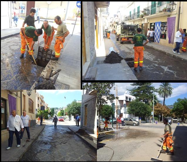 Operai forestale ripuliscono i tombini del centro