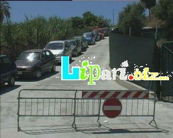 ...ma togliete quelle transenne !!!