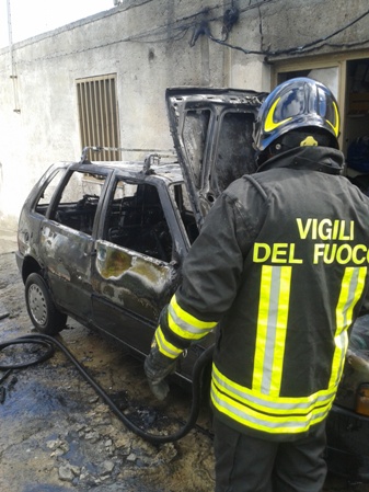 Lipari, a fuoco un'auto