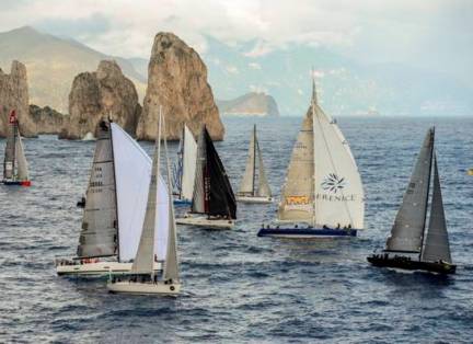 Sfida tra maxi yachts tra Gaeta, Capri e le Eolie