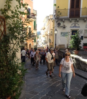 Via Garibaldi, slalom "turistico" tra le auto