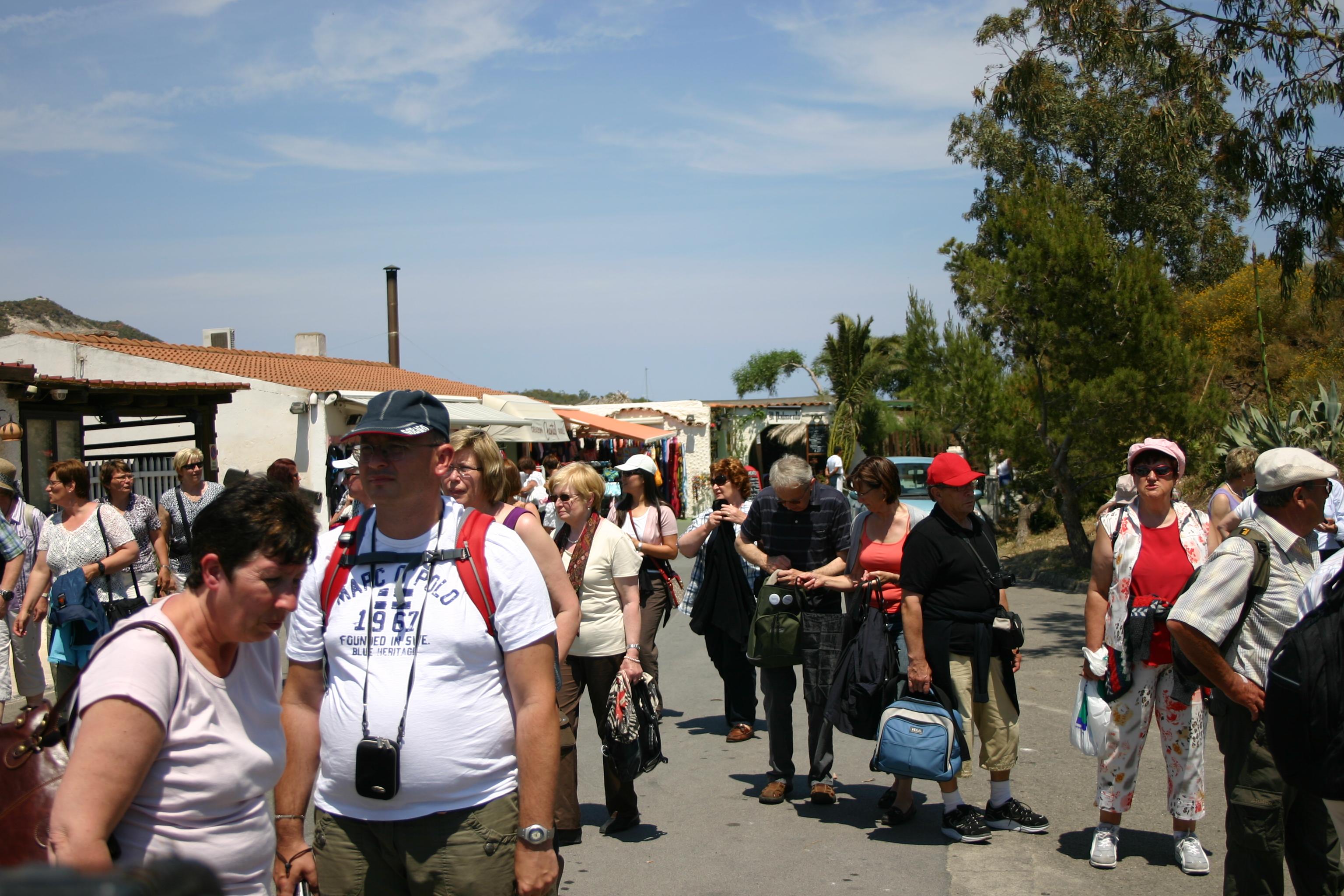 Vulcano, prove di turismo "take away"