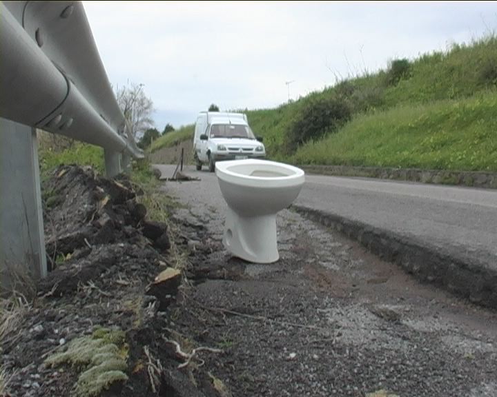 Persino un water per segnalare una buca