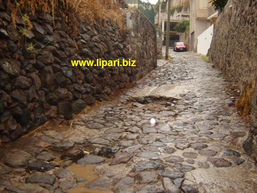 Via Zinzolo alta, la mulattiera sprofonda